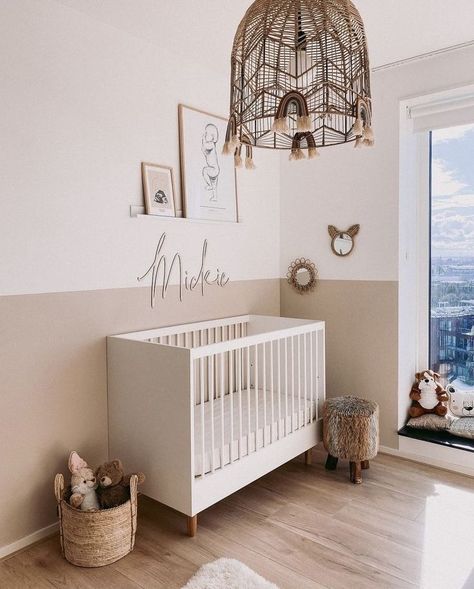 Een prachtige beige lambrisering in de babykamer (@huisjeboompjechowchow). Ben je op zoek naar nog meer inspiratie? Lees dan mijn blog en shop the look! Modern Nursery Room, Baby Zimmer, Nursery Room Design, Baby Room Inspiration, Nursery Room Inspiration, Toddler Rooms, Baby Room Design, Nursery Colors