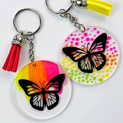 Easy Cricut Joy Keychain Project • Color Made Happy Keychains Cricut, Cricut Joy Projects, How To Make Keychains, Key Chain Diy, ميدالية مفاتيح, Keychain Ideas, Idee Cricut, Keychain Craft, Painted Pots Diy