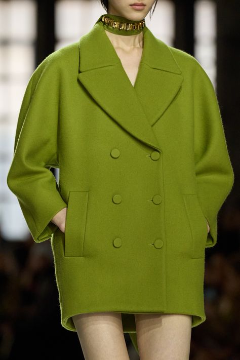 Gucci Fall 2024 Ready-to-Wear https://www.vogue.com/fashion-shows/fall-2024-ready-to-wear/gucci/slideshow/detail#48 Fashion Show Poster, Fall 2024 Fashion, 2024 Fashion Trends, Long Coat Women, Fall 24, Gucci Fashion, Casual Chic Outfit, 2024 Fashion, Suit Fashion