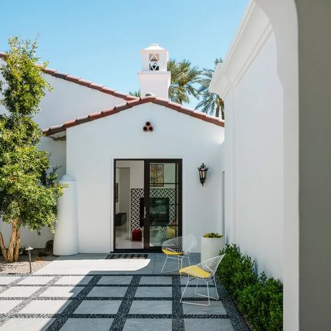 75 Mediterranean Courtyard Ideas You'll Love - October, 2022 | Houzz Enclosed Courtyard Ideas, Outdoor Courtyard Design, Courtyard Design Ideas, Enclosed Courtyard, Mediterranean Backyard, Enclosed Patio Ideas, Mediterranean Courtyard, Outdoor Decorating Ideas, Spanish Style Decor