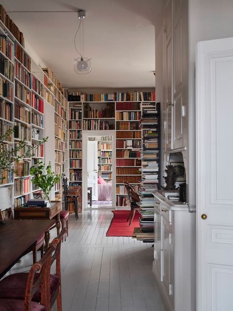 Floor To Ceiling Bookshelves, My Scandinavian Home, All White Room, Earthy Home, Home Library Design, Home Libraries, Artist House, Home Library, Scandinavian Home