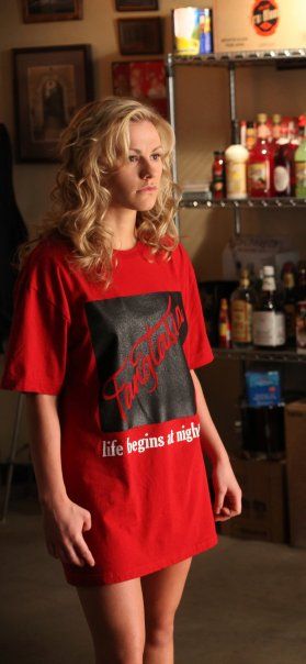 Sookie --- I have this Fangtasia shirt.  Never fails to get comments when I wear it. Sookie Stackhouse Hair, Fangtasia True Blood, Sookie Stackhouse Outfit, Sookie Stackhouse Aesthetic, True Blood Costume, Anna Paquin True Blood, Eric And Sookie, April Aesthetic, Sookie Stackhouse