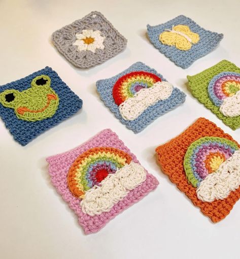 Crochet Patches, Daisy Butterfly, Yarn Clothes, Rainbow Daisy, Crochet Sweater Pattern Free, Applique Patches, Yarn Thread, Crochet Square Patterns, Square Patterns