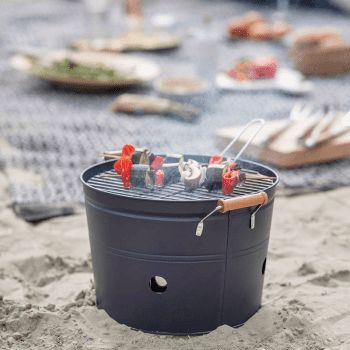 Bucket BBQ Transportable and Small Miniature Aesthetic, Steel Bucket, Home Improvement On A Budget, Portable Barbecue, Small Courtyard, Portable Bbq, Small Courtyard Gardens, Small Courtyards, Courtyard Gardens