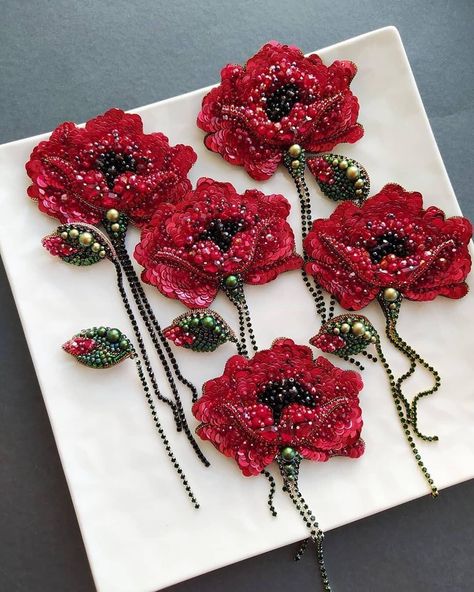 Beaded Flowers Patterns, Hand Beaded Embroidery, Diy Embroidery Designs, Bead Embroidery Tutorial, Bead Embroidery Patterns, Handwork Embroidery Design, Bead Embroidery Jewelry, Hand Embroidery Art, Handmade Beaded Jewelry