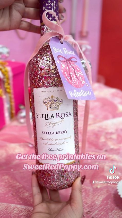 Wine Glass Gifts Ideas, Alcohol Bottle Decorations, Bedazzled Liquor Bottles, Glitter Wine Bottles, Alcohol Bottle Crafts, Decorated Liquor Bottles, Diy Rhinestone Crafts, Free Printable Valentines Cards, Bling Bottles