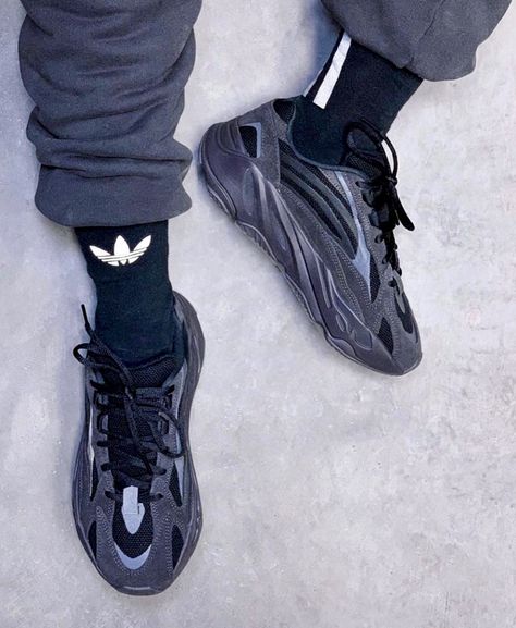 Yeezy 700 V2 Vanta Yeezy Womens, Yeezy Boost 700 V2, Nmd Adidas, Yeezy Fashion, Yeezy Outfit, Urban Shoes, Sneakers Fashion Outfits, Yeezy Sneakers, Street Style Shoes