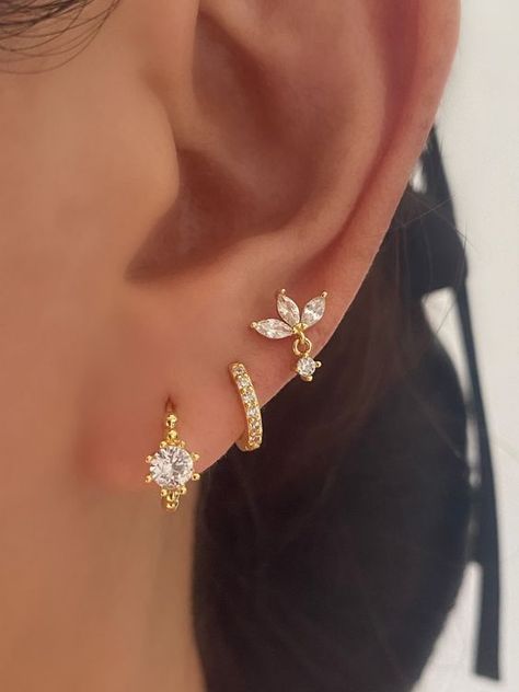 Earring Piercing Ideas, Minimalist Ear Piercings, Lobe Earrings, Creative Earrings, Small Earrings Gold, Hand Jewelry Rings, Gold Minimalist Jewelry, Pretty Ear Piercings, Pretty Jewelry Necklaces