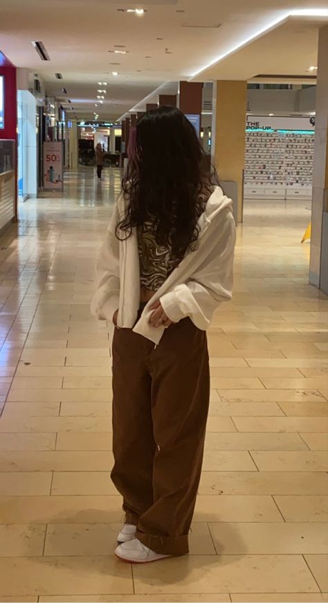 Brown And Creme Outfit, Purple Tracksuit Outfit, Dark Brown Sweatpants Outfits, Brown Empyre Pants Outfit, Brown Track Pants Outfit, How To Style Brown Sweatpants, Baggy Brown Pants Outfit, Brown Sweat Pants Outfit, Brown Sweats Outfit