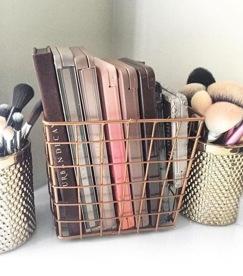 Keep all your makeup palettes on display and within reach by storing them in cool copper wire baskets on your vanity. Diy Makeup Organizer, Koleksi Makeup, Rangement Makeup, Penyimpanan Makeup, Make Up Storage, Makeup Organization Vanity, Vanity Organization, Nail Polish Bottles, Hemma Diy