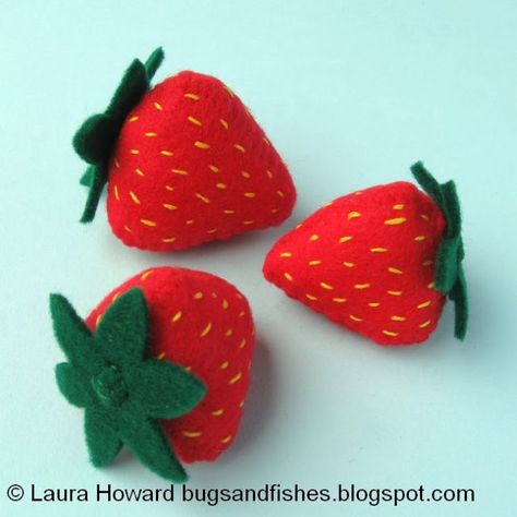 Sew some felt fruit! Make some cute felt strawberries with this free DIY craft tutorial. Felt Crafts Kids, Felt Food Diy, Felt Food Patterns, Felt Fruit, Diy Sewing Tutorials, Felt Play Food, Food Patterns, Toy Food, Diy Craft Tutorials