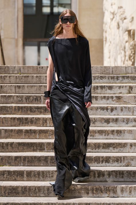 Rick Owens Spring 2023 Menswear Collection | Vogue Rick Owens Fashion, Rick Owens Menswear, High Fashion Outfits, Couture Mode, Pinterest Fashion, Spring 2023, Rick Owens, Couture Fashion, Fashion News