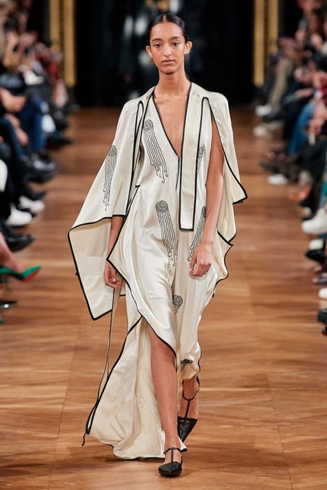 Stella Mccartney Runway, Runway Fashion Vintage, Stella Mccartney Tennis, Runway 2020, Stella Mc, Tennis Fashion, Paris Woman, Vogue Russia, Runway Collection