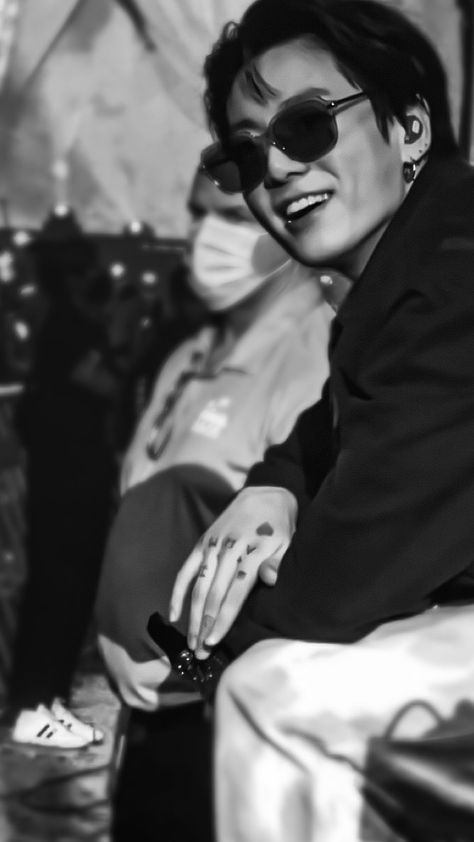 #bts #aesthetic #blackandwhite #jeonjungkook #jungkook Jungkook Serious Look, Look Here, Bts Photo, Bts Wallpaper, Jeon Jungkook, Che Guevara, Bts