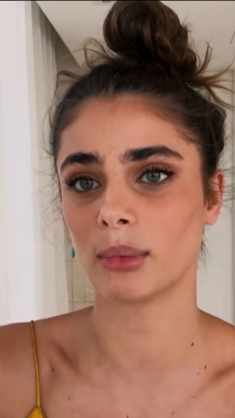 Taylor Hill Eyebrows, Thick Natural Eyebrows, Pretty Insecurities, Thick Eyebrows Natural, Eyebrows Natural, Big Eyebrows, Corrective Makeup, Eyebrow Styles, Bushy Eyebrows