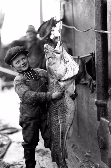 Big Catches of the Past: Fascinating Photos of Fishermen and Their Trophies Historic Portraits, Icelandic Cuisine, Vintage Children Photos, Fishing Photos, Fishing Photography, People Poses, Photographs Of People, Gone Fishing, Vintage Fishing