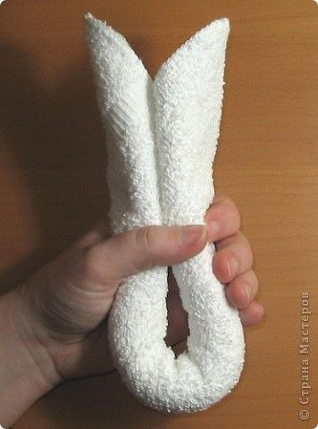 www.goodshomedesign.com cute-towel-bunny-tutorial Towel Bunny, Boo Boo Bunny, Bunny Tutorial, Washcloth Crafts, Easter Basket Crafts, Diy Dye, Towel Animals, How To Fold Towels, Easter Bunny Crafts