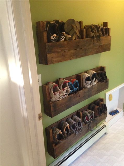 Dyi shoe rack made out of pallets! Project I have been trying to finish to clean up my mud room. Blanket Storage Farmhouse, Pallet Indoor Ideas, Shoe Shelve, Recycle Furniture, Entry Organization, Diy Shoe Storage, House Addition, Diy Shoe Rack, House Hacks