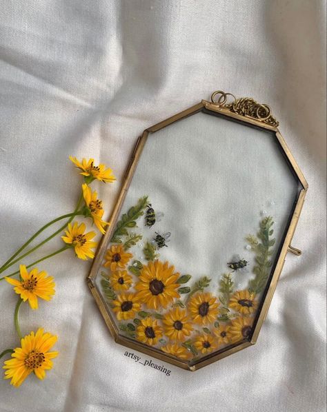 Mirror Painting Sunflower, Glass Frames Aesthetic, Mirror Photo Frame Ideas, Photo Frame Glass Painting Ideas, Painting On Transparent Sheet, Pressed Sunflower In Frame, Mirror Flower Painting, Glass Painting Picture Frames, Glass Painting Photo Frame