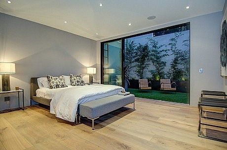 North Doheny House by Meridith Baer Home | HomeAdore HomeAdore Private Courtyard, Bedroom Colour, Construction Ideas, Small Bedroom Decor, Private House, Patio Interior, One Bedroom Apartment, Modern House Plans, Renovation Ideas