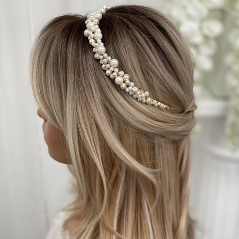 Wedding Hair Pieces Pearl, Pearls In Hair Wedding Hair Down, Pearl Headband Wedding Hair Down, Straight Down Wedding Hair, Pearl Wedding Accessories Brides, Bride Pearl Headband, Pearl Wedding Hair Pieces, Wedding Hair Pieces With Veil, Bride Headpiece With Veil