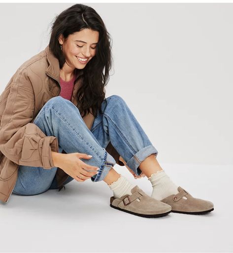 Socks With Clogs, Socks With Birkenstocks, Clogs With Socks Outfit, Birkenstock Boston Clog Outfit, Birkenstocks With Socks, Clog Outfit Summer, Boston Clogs Outfit, Birkenstock Clog Outfit, Birkenstock Clogs Outfit