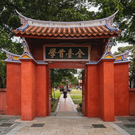 Chinese Gates Entrance, Chinese Gate Design, Restoration Hardware Style Living Room, Japan Castle, Chinese Culture Art, Chinese Gate, Chinese Lettering, Chinese Temples, Chinese Chess