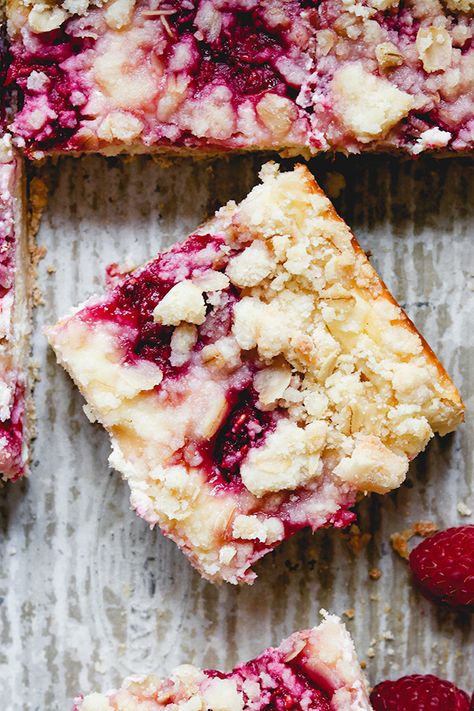 Raspberry Cheesecake Streusel Bars - Joanne Eats Well With Others Italian Cream Puff, Cheesecake Bar, Streusel Bars, Vanilla Bean Cheesecake, Cheesecake Bar Recipes, Raspberry Filling, Custard Filling, Bar Recipes, Raspberry Cheesecake