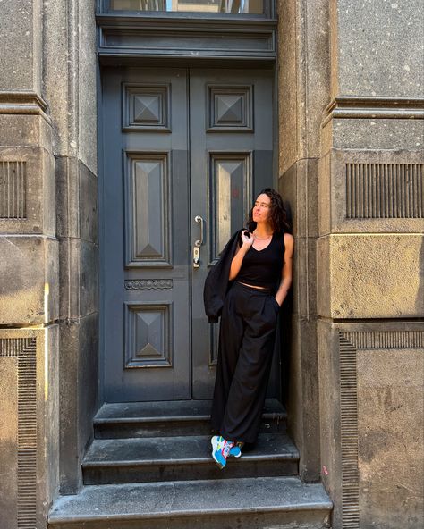 sometimes you find a doorway and have yourself a little photoshoot 🧡 Door Poses, Door Picture, Door Frame, Photoshoot Poses, Art Inspo, Singing, Photography, Quick Saves