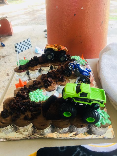 2nd birthday monster truck theme (pull apart cake) Monster Truck Cupcakes, Monster Truck Birthday Cake, Birthday Monster Truck, Truck Cupcakes, Truck Theme Birthday, Monster Truck Theme, Truck Birthday Cakes, Race Car Cakes, Monster Truck Cake