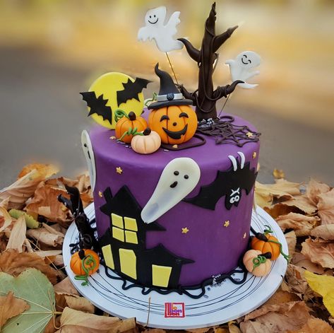 Halloween Cupcake Cake, Halloween Cupcake Ideas, Pictures Of Cakes, Haunted Halloween Party, Halloween Themed Snacks, Pasteles Halloween, Witch Cake, Halloween Birthday Cakes, Ghost Cake