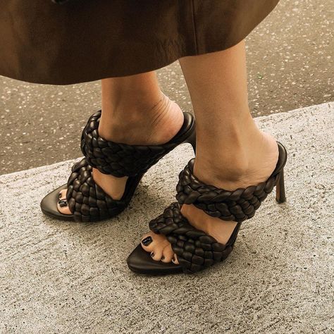 BOTTEGA VENETA by Daniel Lee on Instagram: “Dreaming of the Curve mules this morning with @beatrice.gutu 🖤 #NewBottega #DanielLee” Beatrice Gutu, Bottega Veneta Sandals, New Bottega, Hermes Shoes, Chloe Bag, Runway Collection, Images Gif, Luxury Retail, Gladiator Sandals