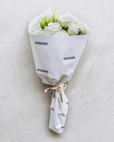 Jacquemus Le Café Fleurs Pop-Up Store Concept, Seoul South Korea. Jacquemus Pop Up, Jacquemus Branding, Sustainable Flowers, Luxury Flower Bouquets, Store Concept, Business Card Design Inspiration, Event Activities, Seoul South Korea, Store Displays