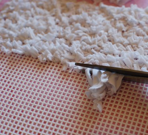 how to: mini shag rug use yarn too like latch hook..trim yarn short Diy Rugs, Dollhouse Rug, Dollhouse Tutorials, Rug Tutorial, Reborn Toddler Dolls, Mini Doll House, Shag Carpet, Rag Rugs, Diy Carpet