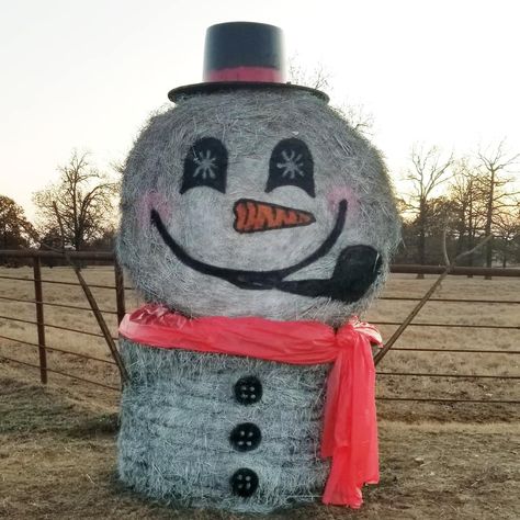 Christmas Decor With Hay Bales, Outdoor Christmas Decor With Hay Bales, Hay Bale Snowman, Round Hay Bale Decorating Ideas Christmas, Hay Bale Decorating Ideas Christmas, Christmas Bales Hay, Christmas Hay Bale Ideas, Winter Hay Bale Decoration, Christmas Hayride