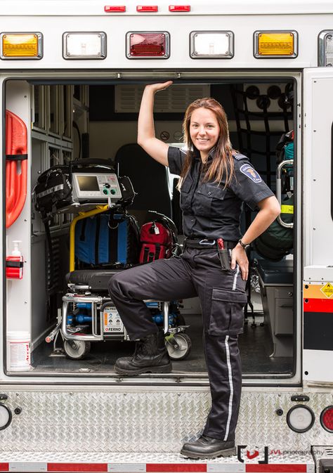 Paramedic Paramedic Uniform Female, Emt Photo Shoot, Female Emt Paramedic, Female Paramedic Aesthetic, Emt Photoshoot Ideas, Emt Graduation Pictures, Ems Photoshoot, Emt Paramedic Aesthetic, Paramedic Outfit