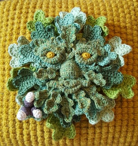 Crochet green man Crochet Pond, Crochet Nature, Crazy Crochet, Crochet Green, Crochet Dreams, Pagan Crafts, Crochet Jewellery, Crochet Halloween, Creative Crochet