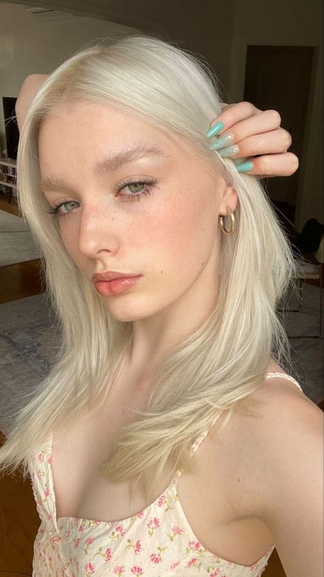 Pale Girl Makeup, Blonde Hair Pale Skin, Avrey Ovard, Pale Skin Hair Color, Bleached Eyebrows, Pale Skin Makeup, Blonde Eyebrows, Perfect Blonde Hair, Hair Pale Skin