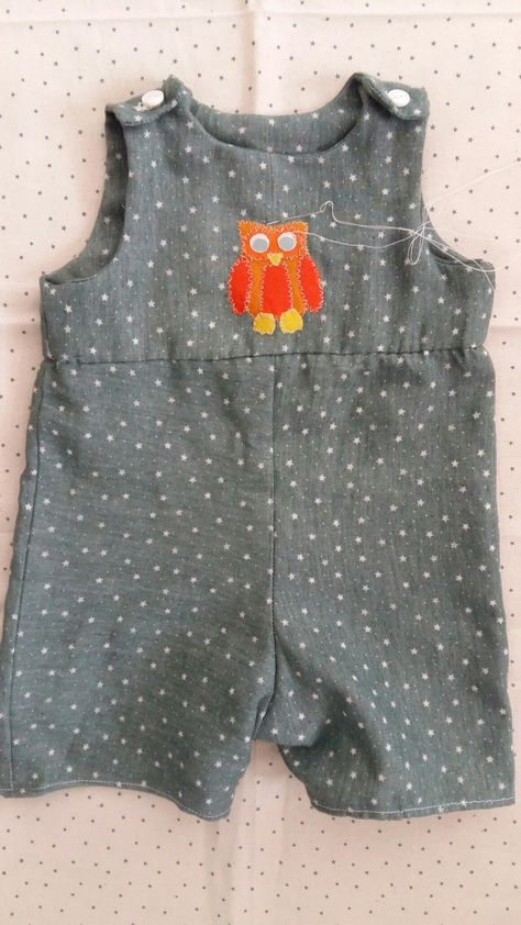 sewing patterns for baby boy Free Baby Romper Pattern, Baby Dungarees Pattern Free, Free Baby Romper Sewing Pattern, Boys Romper Pattern, Baby Romper Pattern Free, Embroidery For Baby, Romper Tutorial, Diy Romper, Baby Sewing Patterns Free