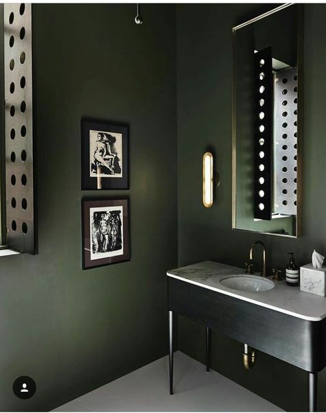 dark green walls Green Bathroom Decor, Black Bathroom Decor, Bad Inspiration, Hotel Suite, Green Walls, Bathroom Color, Downstairs Bathroom, Green Bathroom, Green Rooms