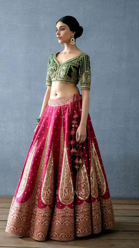 Shadi Outfits, Ethnic Skirts, Indian Bridal Wear Red, Fabric Illustration, Heavy Lehenga, Latest Bridal Lehenga, Bandhani Dress, Gown Party Wear, Lehenga Designs Simple