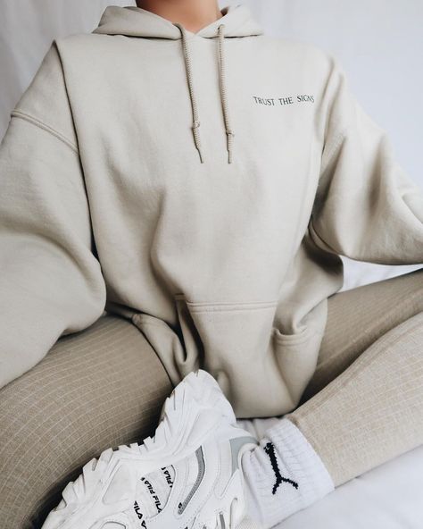 Nude Leggings Outfit, Loungewear Capsule Wardrobe, Winter Outfits Comfy, Loungewear Photoshoot, Aesthetic Loungewear, Comfy Winter Outfits, Neutral Sweatshirt, Comfy Outfits Lazy, Loungewear Aesthetic