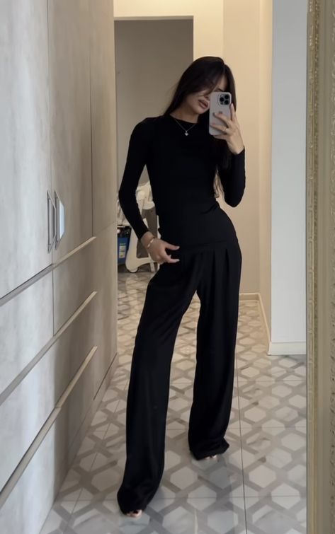 Black Dress Pants Outfit Aesthetic, Femenine Outfits Girly Classy, Black Dress Pants Outfits, Black Trousers Outfit, Corporate Girl, Uni Fashion, Dress Pants Outfits, Work Fits, Woman Suit Fashion