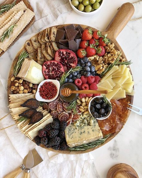 Looking for an impressive charcuterie board idea or cheese platter for your friends and family this holiday season? Try this board made with fresh fruits, meats, cheeses, and of course our  Brazilian Pink Pepper Honey - Aroeira  by Bee Seasonal. This platter is great for feeding a crowd during Christmas, Thanksgiving or the holidays! #charcuterieideas #cheeseboard #cheeseplatter #beeseasonal #beeseasonalhoney Cheese And Honey, 2023 Board, Beautiful Cheese Board, Decorações Com Comidas, Charcuterie Inspiration, Charcuterie Platter, Charcuterie Cheese, Party Food Platters, Charcuterie And Cheese Board