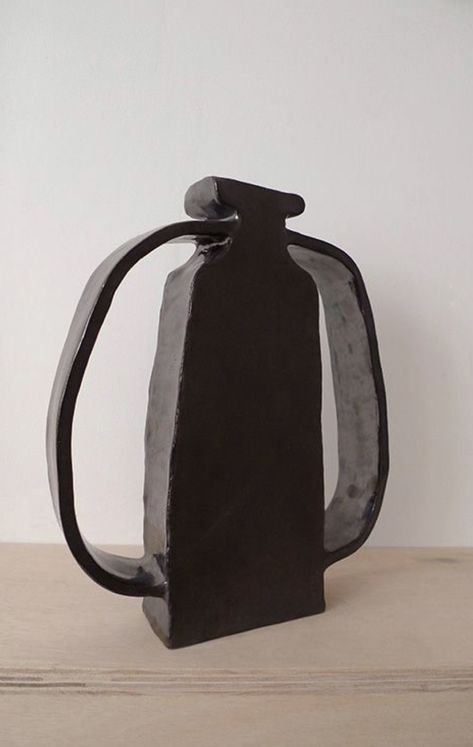 Keramik Design, Ceramic Bottle, Black Vase, Pottery Sculpture, Ceramics Ideas Pottery, Ceramic Vessel, Contemporary Ceramics, Sculpture Installation, Ceramic Design