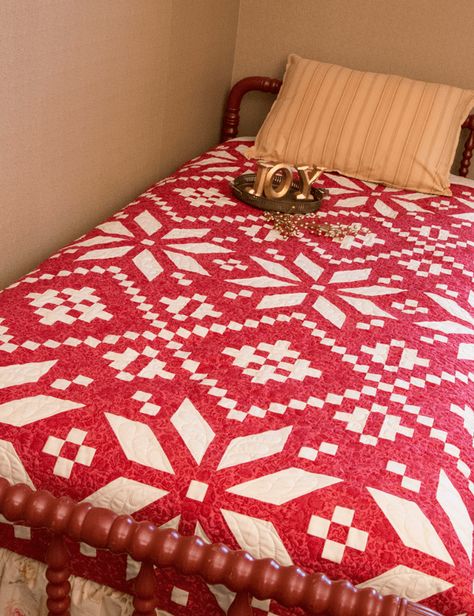 Christmas Quilting Patterns, Nordic Quilt, Fair Isle Quilt, Xmas Quilts, Scandinavian Quilts, Holidays Ideas, Christmas Quilting, Two Color Quilts, White Quilts