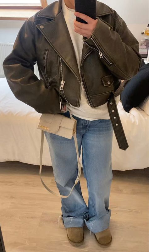 Leather Crop Jacket Outfits, Green Zara Leather Jacket Outfit, Green Zara Jacket Outfit, Outfit Perfecto Noir, Lether Girl Jacket Outfit, Zara Outfit 2023 Winter, Zara Leather Jacket Outfit, Zara Jacket Outfit, Cropped Leather Jacket Outfit