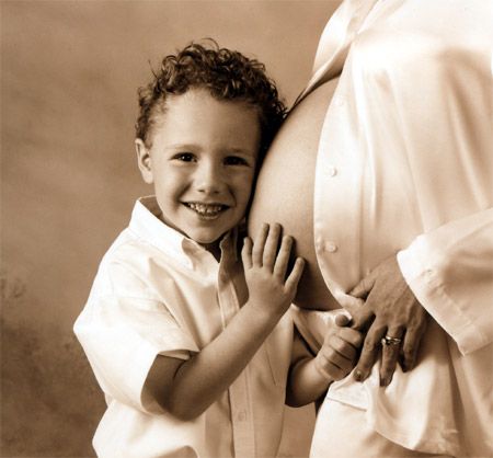 Maternity Photo Shoot Ideas Sibling, Maternity Poses With Son, Mother And Son Maternity Shoot, Maternity Shoot With Big Brother, Maternity Picture Ideas Single Mom, Maternity Photography Poses With Son, Mom Son Maternity Photos, Mom And Son Maternity Shoot, Maternity Photo Shoot Ideas With Son