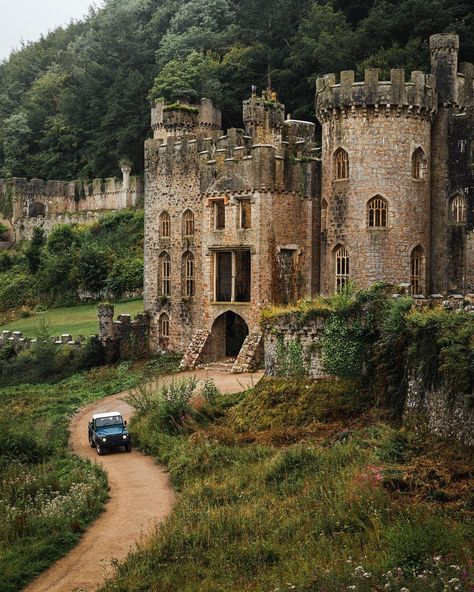 Welsh Castles, Castles To Visit, Castle Aesthetic, European Castles, Abandoned Castles, Chateau France, Castle Ruins, Fantasy Castle, Beautiful Castles