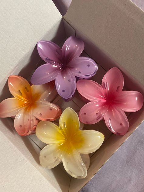 Hawaiian Flower Hair, Hair Tie Accessories, Hair Accessories Collection, Claw Hair Clips, Hair Accessories Clips, Hawaiian Flowers, Girly Accessories, Claw Clips, Flower Clip